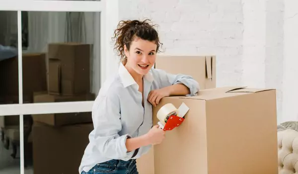 woman packing up household for a relocation